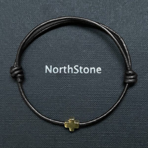 pulseras-hombre-northstone-hilo-piel-negro-cruz-oro